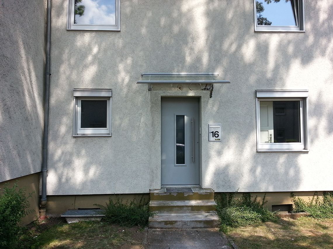 Haustür mit Vordach