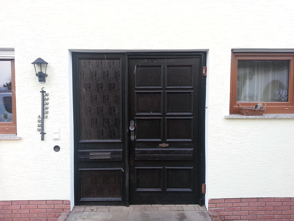 Haustür mit Vordach