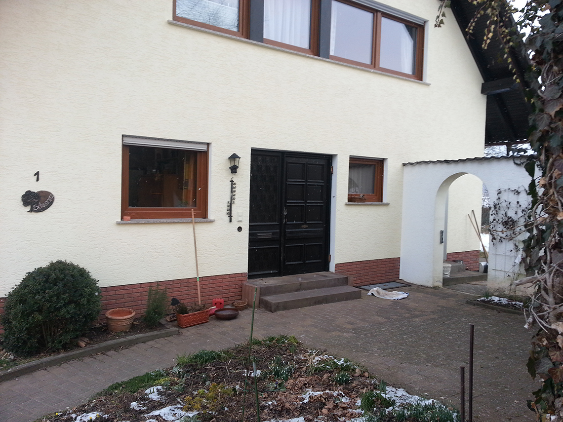 Haustür mit Vordach