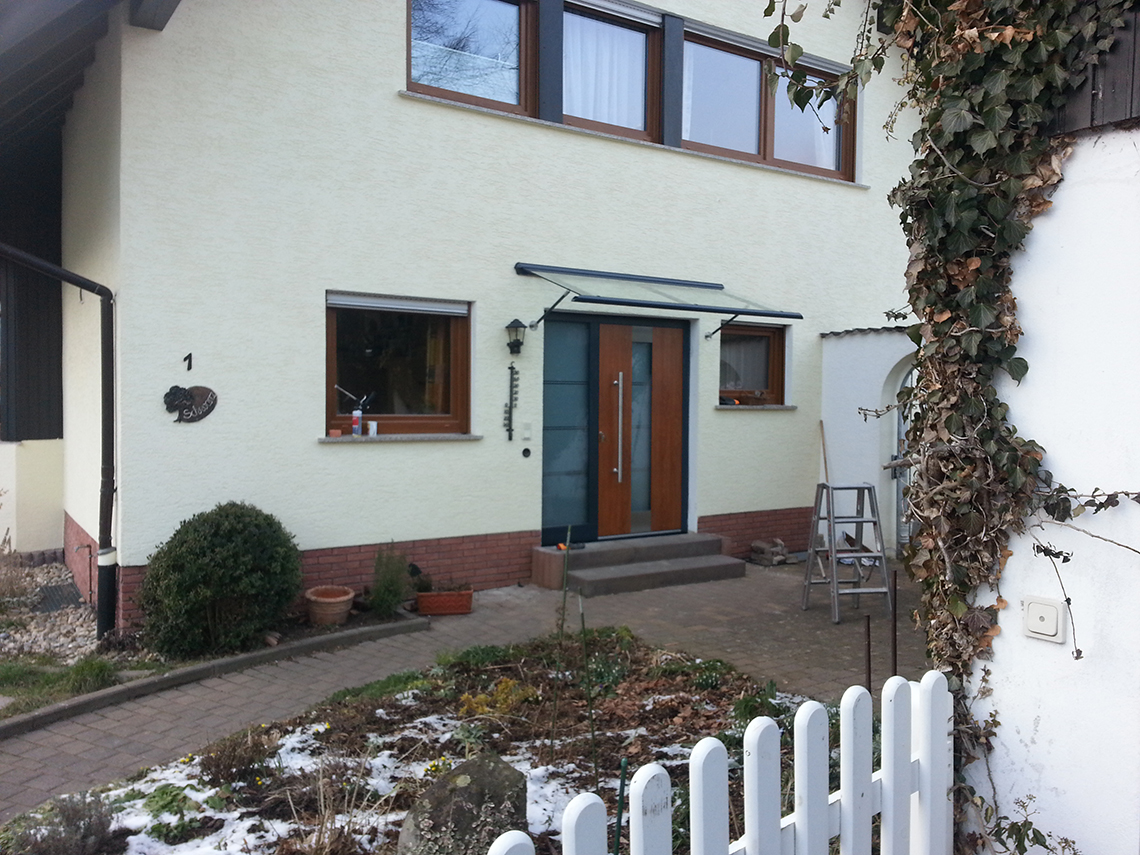 Haustür mit Vordach